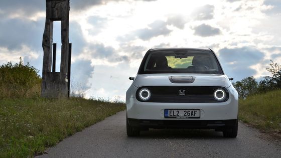 Nejroztomilejší auto na světě připomíná pojízdný iPhone. Test elektrické Hondy e