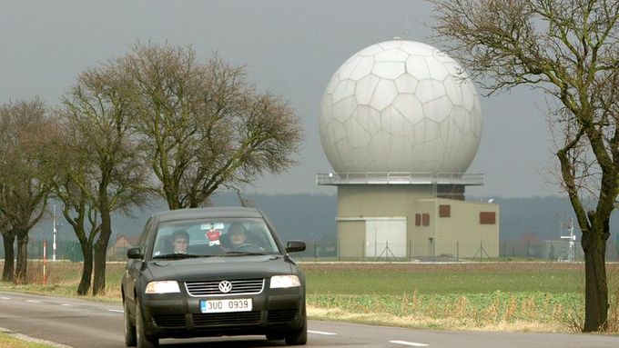 Radar u obce Nepolisy stojí v těsné blízkosti silnice číslo 327 mezi Chlumcem nad Cidlinou a Novým Bydžovem.