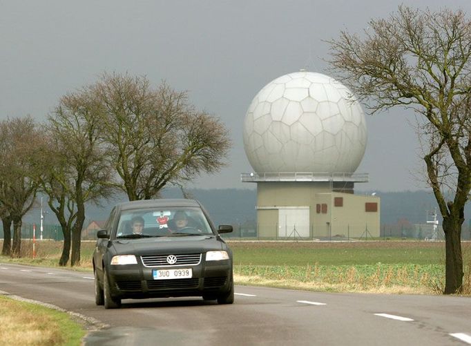 Radar u obce Nepolisy stojí v těsné blízkosti silnice číslo 327 mezi Chlumcem nad Cidlinou a Novým Bydžovem.