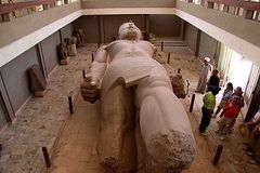 Socha nedávno objevená v Káhiře není Ramesse II., ale o 600 let mladší Psammetik I.