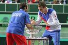 Radek Štěpánek a Tomáš Berdych se mazlí se "Salátovou mísou" pro vítěze 100. finále Davis Cupu. K téhle radosti ale vedla dlouhá cesta.