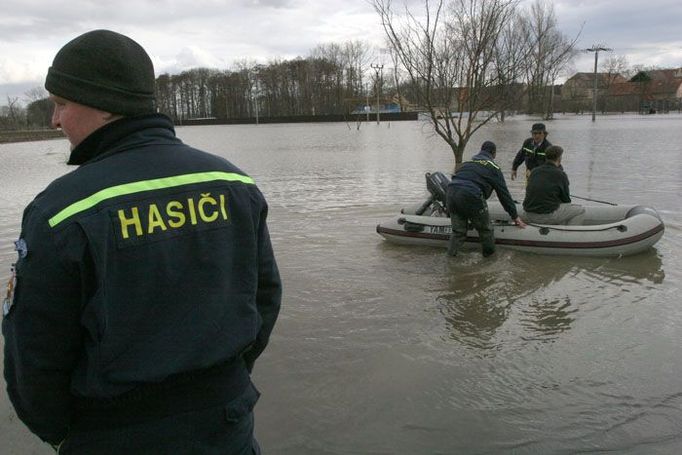 Dopravu zajišťují hasiči s čluny.