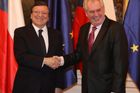 Zeman Barrosa přivítal před třemi vlajkami EU a třemi českými vlajkami.