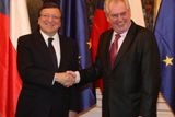 Zeman Barrosa přivítal před třemi vlajkami EU a třemi českými vlajkami.