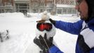 Rafael Coitonho makes a snowman along Boylston Street during a blizzard in Boston, Massachusetts February 9, 2013. REUTERS/Jessica Rinaldi (UNITED STATES - Tags: ENVIRONMENT) Published: Úno. 9, 2013, 7:16 odp.