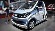 Poměrně rozšířeným vzorem se stal na šanghajském výstavišti Smart ForTwo. Jeho dvoumístnou krátkou karoserii napodoboval kdekdo, tady třeba Zotye E200 FCV. Tento vůz je zajímavý i tím, že k pohonu používá vodík.