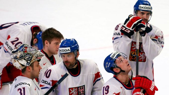 Smutné pohledy a zklamání, tak prožívali čeští hokejisté porážku s Kanadou.