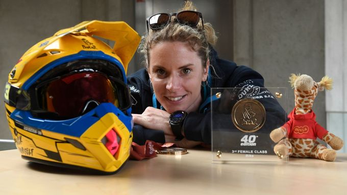 Olga Roučková si z Dakaru nepřivezla jen maskota žirafu a medaili za dojetí do cíle trofej pro třetí nejlepší ženu ve společném hodnocení motocyklů a čtyřkolek.