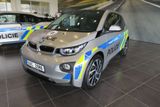 BMW i3 má na jedno nabití ujet až 200 km. Policie dostala k dispozici kartu pro bezplatné dobíjení na všech rychlonabíjecích stanicích. Dojezd by ale mohl stačit i na celodenní službu, takže si pak auta bude moci dobíjet i na služebně.