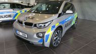 BMW i3 má na jedno nabití ujet až 200 km. Policie dostala k dispozici kartu pro bezplatné dobíjení na všech rychlonabíjecích stanicích. Dojezd by ale mohl stačit i na celodenní službu, takže si pak auta bude moci dobíjet i na služebně.