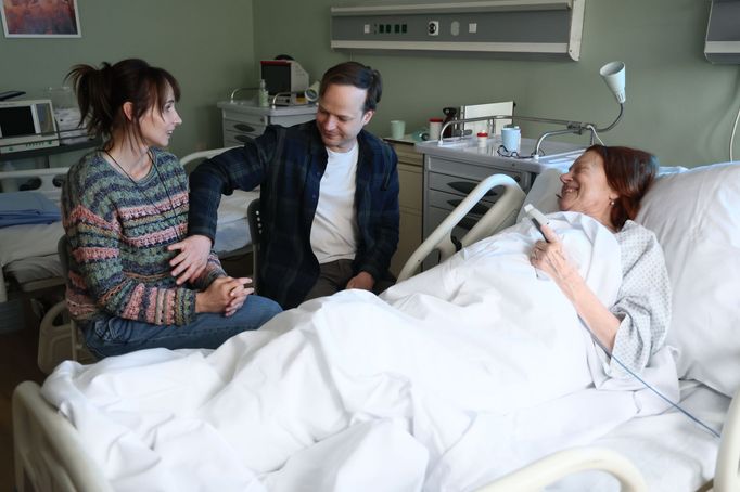 Jana Plodková jako Eva, Kryštof Hádek v roli Otakara a Iva Janžurová coby Olga.