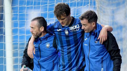 Zraněný Giorgio Scalvini opouští trávník při posledním utkání klubové sezony