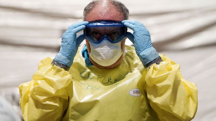 Léto zpomalí pandemii, věří vědci. Virus se nejvíc šíří v chladném a vlhkém počasí
