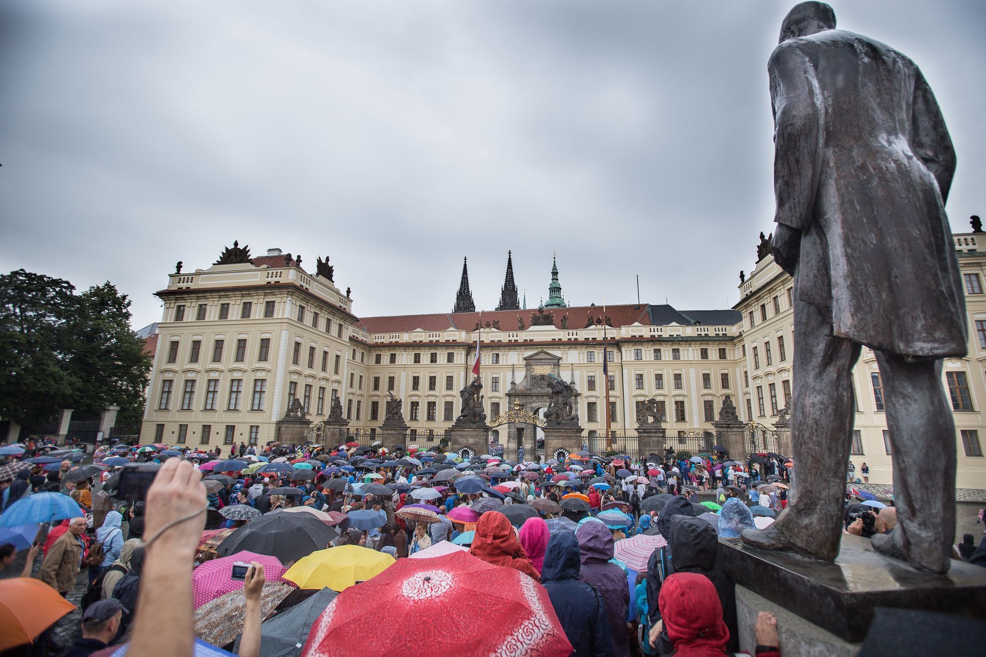 Fronty na Pražském hradě kvůli novým bezpečnostním opatřením