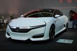 Koncept Honda FCV je odpovědí této japonské automobilky na nedávno představený vodíkový vůz Toyota Mirai. Honda slibuje opravdu slibný dojezd přes 700 kilometrů.