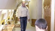 A ještě jeden pohled do útrob ruského Air Force One. Na snímku si Putin hraje se synem desátníka Banzarakcajeva Galsanem.