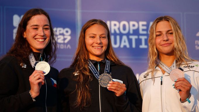Barbora Janíčková (vlevo) a Barbora Seemanová (uprostřed) pózují s medailemi na ME.