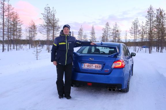Jani Ylipahkala, bývalý rallye jezdec, vlastní závodní areál ve finském Rovaniemi. Řídí jako ďábel.