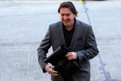 Pod dohledem ABL. Bártu u soudu hlídá elitní detektiv