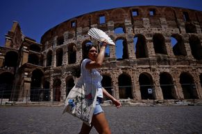 Turisté kolabují u Kolosea, neochladí se ani v noci. Vedra trápí jih Evropy