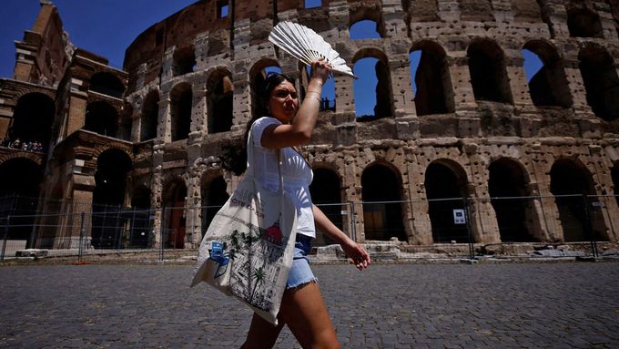 Turisté kolabují u Kolosea, neochladí se ani v noci. Vedra trápí jih Evropy