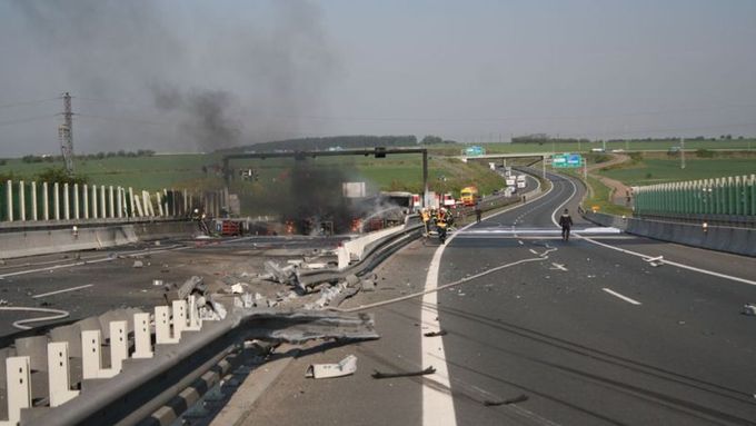 Na dálnici D5 u Plzně explodoval kamion