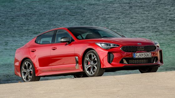 Kia Stinger konkuruje praktičností škodovkám, designem Alfě Romeo a podvozkem BMW. Testovali jsme ji