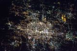 Noční Peking. Snímek, který pořídil astronaut NASA Shane Kimbrough.