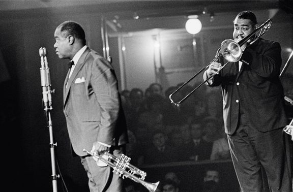 Jazzový trumpetista Louis Armstrong (vlevo), jak jej Josef Koudelka vyfotil v pražské Lucerně, Praha, 1965.