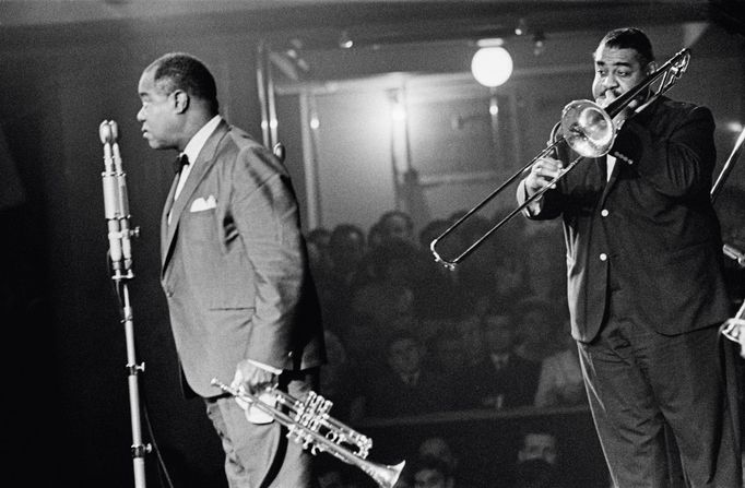 Josef Koudelka: Louis Armstrong (vlevo) v pražské Lucerně, Praha, 1965.