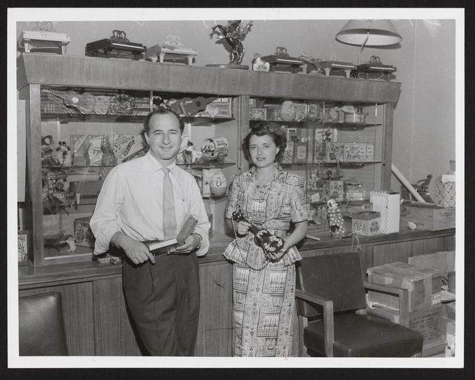 Manželé Elliott a Ruth Handlerovi (společně s obchodním partnerem Haroldem Matsonem) založili firmu Mattel v roce 1945.