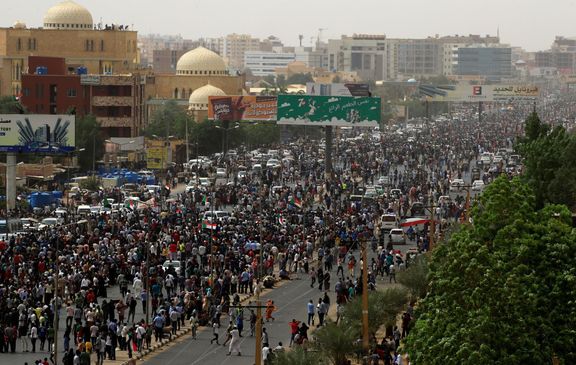 Lidé v Súdánu vycházejí do ulic. Jsou nespokojeni s vládou vojenské rady.