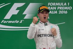 Rosberg využil Hamiltonovy chyby na startu a v Monze si dojel pro vítězství
