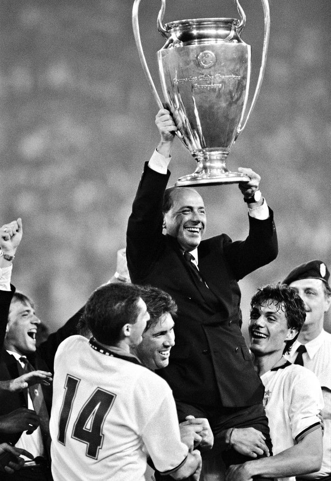 Silvio Berlusconi coby prezident fotbalového klubu AC Milán drží vítěznou trofej Poháru Evropy. Vídeň, 23. 5. 1990