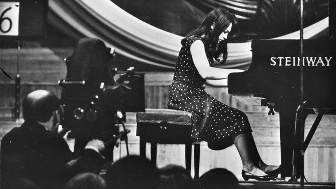 Na záznamu ze Chopinovy soutěže v roce 1965 Martha Argerich hraje Scherzo cis moll, op. 39 od Fryderyka Chopina.