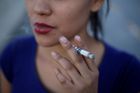 Proč cigareta na veřejnosti nevadí, když sex je zakázaný? Poslanci se hádají o protikuřácký zákon