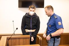 Za vraždu učitele mačetou potrestal soud mladíka 12 lety vězení a povinným léčením