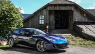 GTC4 Lusso na první pohled vypadá jako facelift Ferrari FF. Není to ale tak docela pravda, přestože třeba rozvor náprav mají obě auta shodný a i karoserie jako taková je téměř identická. Lidé od Ferrari prezentují Lusso jako kompletně nový vůz na původním podvozku. Technických změn je ovšem skutečně obrovské množství.