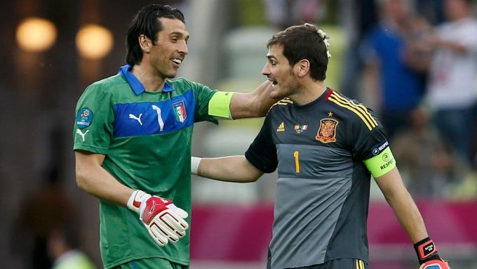 Gianluigi Buffon a Iker Casillas se zdraví po utkání základní skupiny mezi Španělskem a Itálií na Euru 2012.