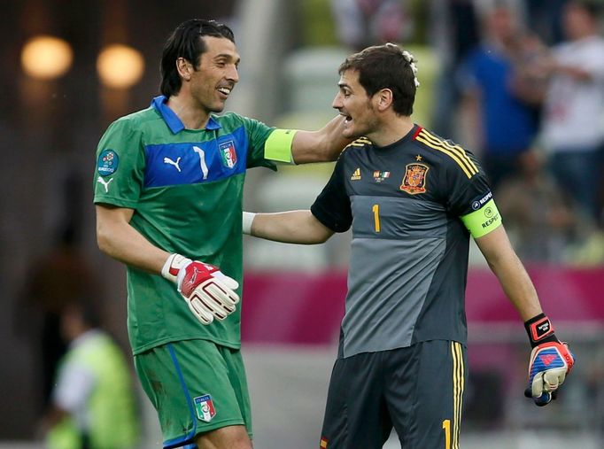 Gianluigi Buffon a Iker Casillas se zdraví po utkání základní skupiny mezi Španělskem a Itálií na Euru 2012.