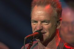 Nezapomeneme, řekl Sting v Bataclanu. První koncert po útocích v Paříži začal minutou ticha