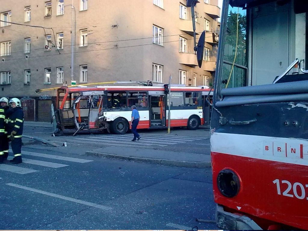 Nehoda tramvaje a trolejbusu v Brně