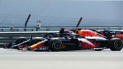 Kolize Maxe Verstappena a Lewise Hamiltona v prvním kole VC Británie 2021