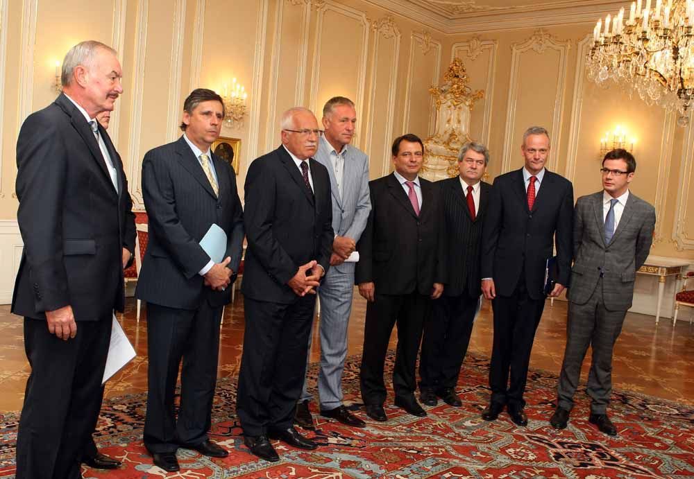 Téměř celá sestava: Klaus, Filip, Paroubek, Topolánek, Svoboda, Liška, Sobotka, Fischer.