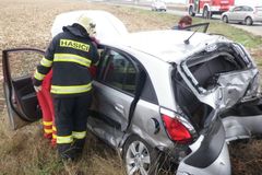 Řidič narazil na Berounsku do stromu, na místě zemřel