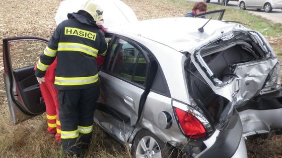 Při nehodě odlétlo auto na strom