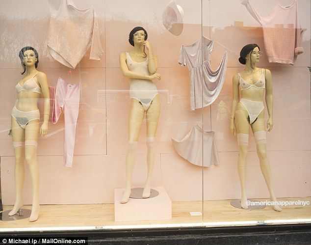 Americký obchod vzbudil rozruch figurínami s pubickým ochlupením