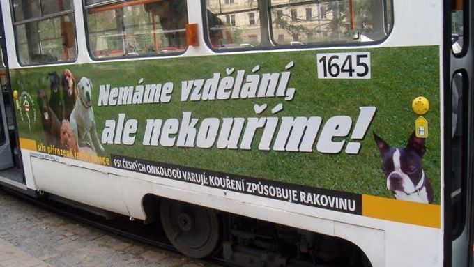 Jedna z tramvají jezdících Brnem upozorňuje na riziko rakoviny