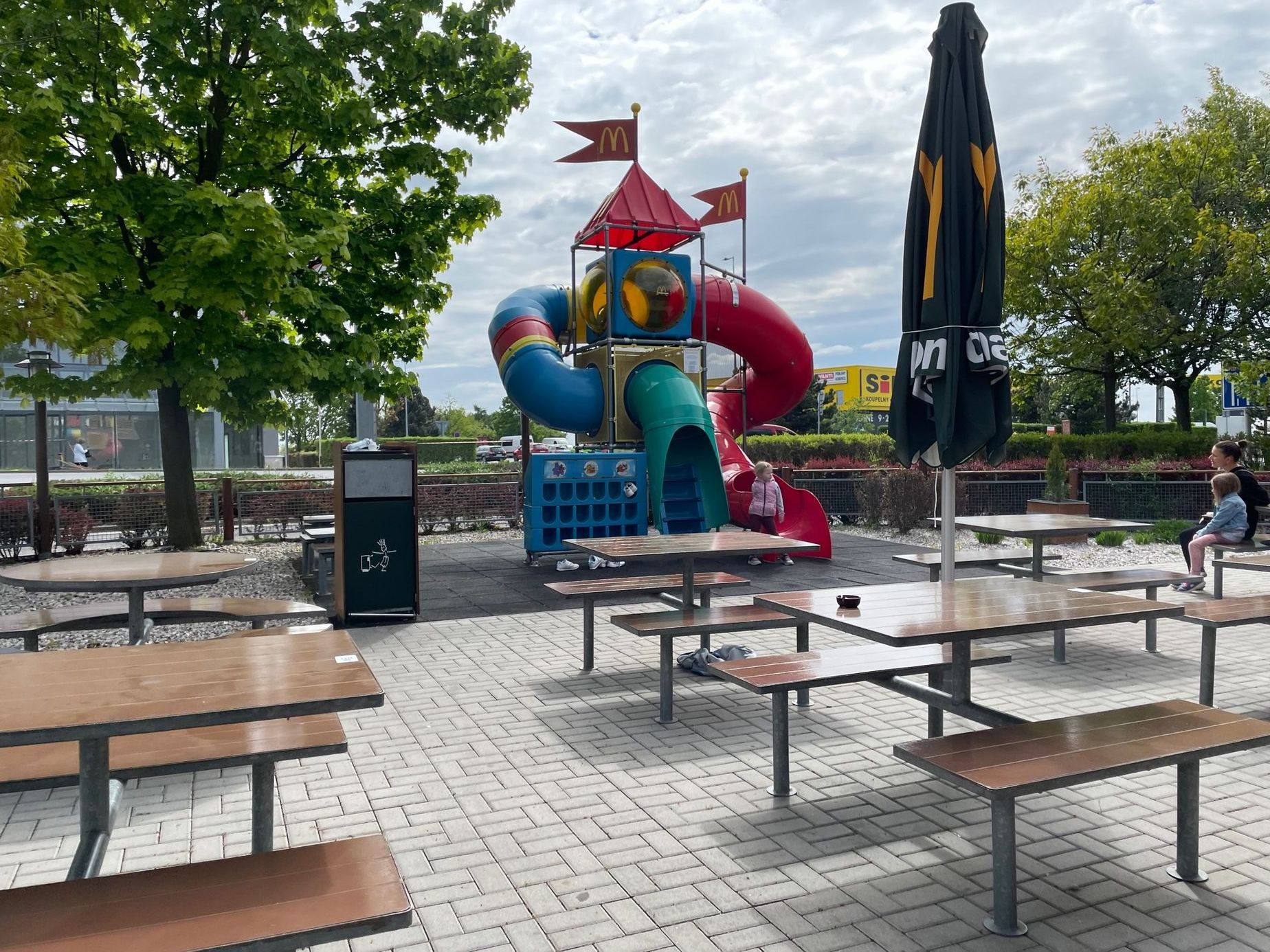 Test děti, drive-thru, drive-in, jídlo na cestách, děti v autě