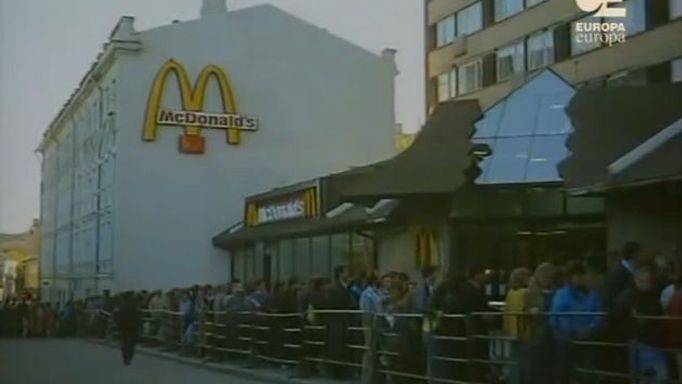 Fronta před McDonald's v roce 1990